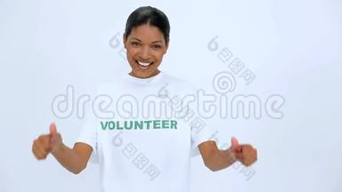 微笑志愿者女人对着镜头竖起大拇指